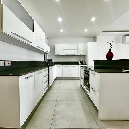 Modern Shared - St Julian's Apartment